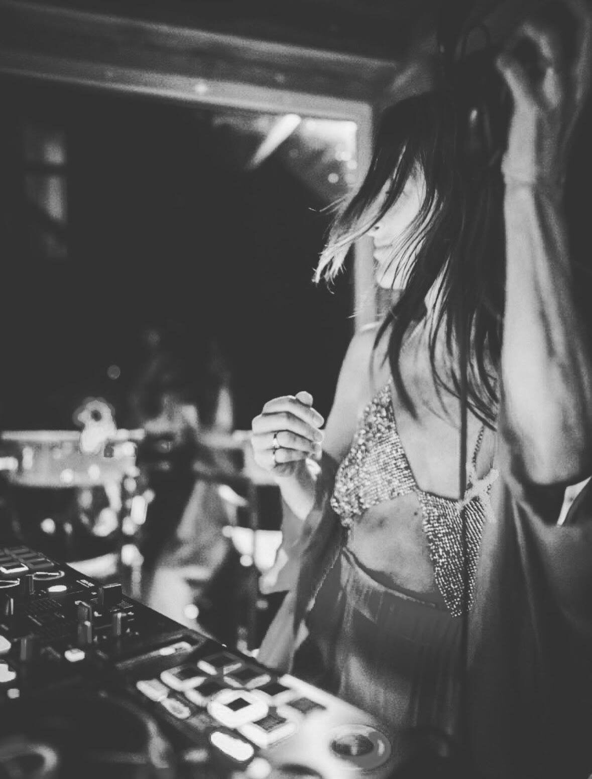 MS.Rockwell — on the decks, black & white